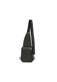 Borsa a tracolla nera in similpelle con finitura testurizzata, tracolla regolabile e tasca con zip. Caratterizzata da una forma triangolare unica e hardware in argento.