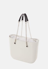 Witte synthetische tote bag met zilveren ketting en zwarte leren handvaten, met een witte geouvreerde binnencompartiment en een reliëf logo.