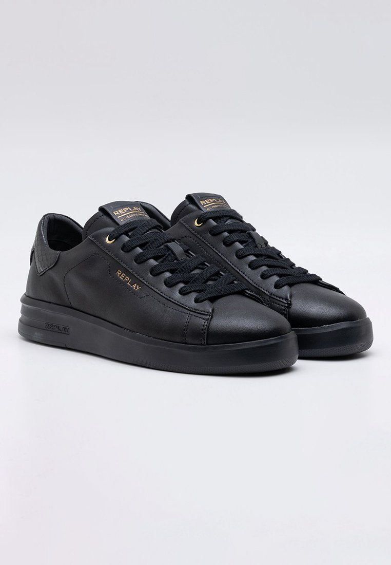 Sneakers in pelle nera con una finitura liscia, punta tonda, cappuccio del tallone testurizzato, lacci piatti e branding "REPLAY" sui lati e sulla linguetta.
