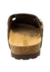 Brun lædersandal med justerbar rem, kork sål og textureret gummisål. Indeni har den glat beige materiale og trykt logo.