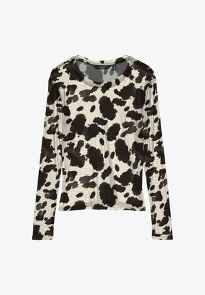 Bluzka z długim rękawem wykonana z lekkiego materiału, charakteryzująca się czarno-białym wzorem w łatki z okrągłym dekoltem i luźnym krojem.
