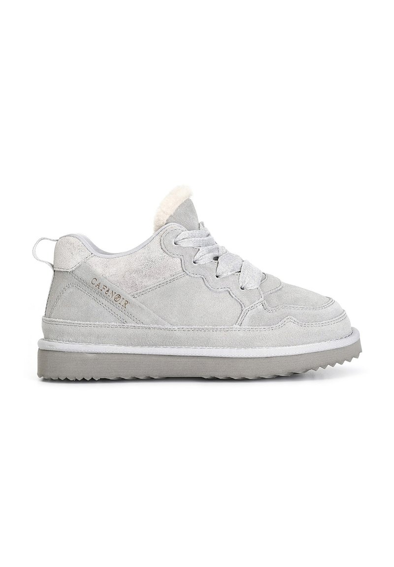 Tenisi din suede gri deschis cu un design texturat, sistem de închidere cu șireturi și căptușeală moale din fleece. Prezentând o talpă groasă cu un model de striație.