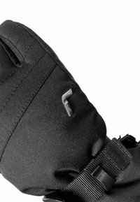 Schwarze isolierte Handschuhe mit einer glatten Stoffoberfläche, einem metallischen Logo-Akzent und einem verstellbaren Riemen für einen sicheren Sitz.