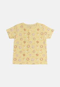 Camisa amarilla de manga corta con una tapeta de botones que presenta patrones de estampado animal, incluyendo leones y otros motivos de safari, hecha de una tela suave.