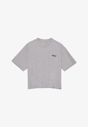 Lichtgrijs cropped T-shirt met korte mouwen, een ronde halslijn en een klein zwart "HALO" tekstlogo op de linkerborst.