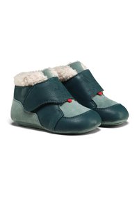 Scarpe per bambini in pelle color teal e verde chiaro con fodera in pelliccia sintetica, dotate di una fascia in velcro e dettagli testurizzati sui lati.