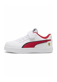 Weiße Sneaker mit einem rot-schwarzen Streifenmuster, einem Klettverschluss und einer strukturierten Gummisohle. Gelbes Ferrari-Logo an der Seite.