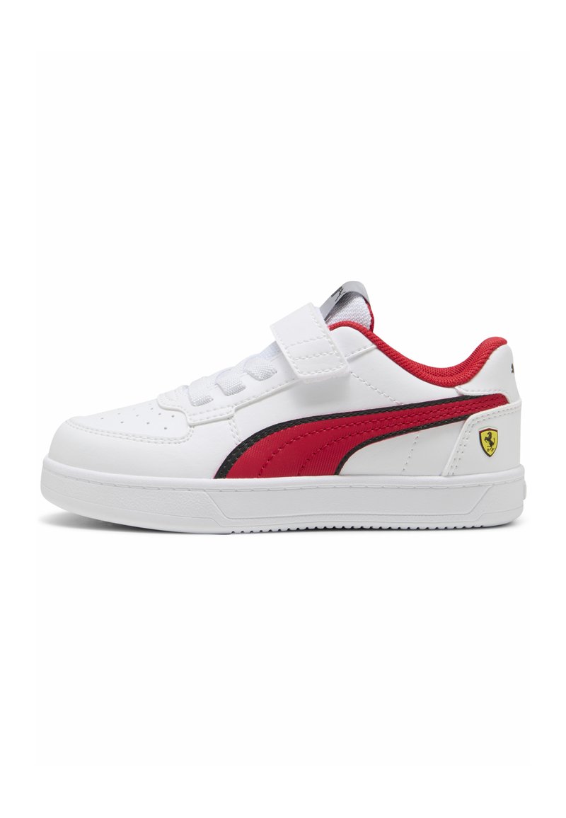 Weiße Sneaker mit einem rot-schwarzen Streifenmuster, einem Klettverschluss und einer strukturierten Gummisohle. Gelbes Ferrari-Logo an der Seite.