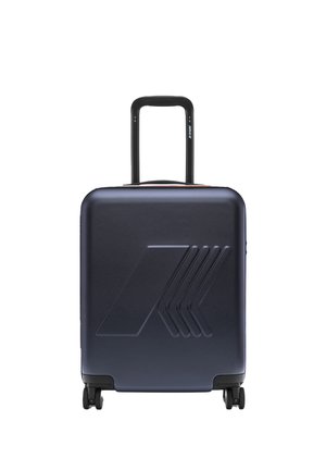Valise rigide de couleur bleu marine avec un design géométrique sur le devant, poignée extensible noire, et quatre roues pour la mobilité.