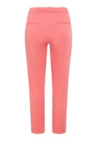Koraalroze broek met een elastische tailleband, taps toelopend ontwerp en twee achterzakken. Soepele textuur, lichtgewicht stof.