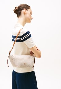 Tommy Hilfiger PREMIUM BEACH SLING BAG - Sac à main - beige