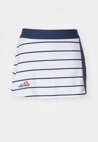 Falda corta blanca con rayas horizontales en navy, cinturilla sólida en navy y detalles de acento en rojo. Presenta un logo bordado en el dobladillo inferior.