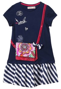 Laivastonsininen t-paitamekko, jossa on lyhyet hihat, raidallinen hameosa ja koristekuvioita, kuten kukkakuvioita sekä pieni olkalaukku.