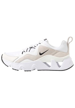 Baskets Nike blanches et beiges avec swoosh noir, semelle épaisse sculptée, design à lacets et languette au talon, présentées sur fond blanc.