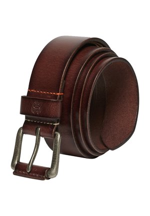 Cintura in pelle marrone scuro arrotolata con fibbia metallica a spillo incisa con la scritta "SUPERDRY" e cuciture visibili vicino alla fibbia.