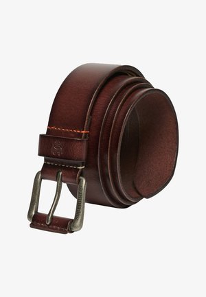 Gerollter dunkelbrauner Ledergürtel mit Metall-Dornschließe, graviert mit „SUPERDRY“ und sichtbaren Nähten nahe der Schnalle.