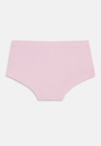 Slip di cotone rosa chiaro con una texture liscia, caratterizzato da un design a vita media e un elastico in vita. Colore semplice e uniforme senza motivi.