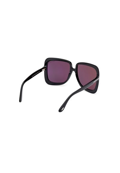 Gafas de sol negras en forma de cuadrado con lentes morados oscuros, montura gruesa y varillas delgadas. Incluyen un pequeño detalle metálico en las bisagras.