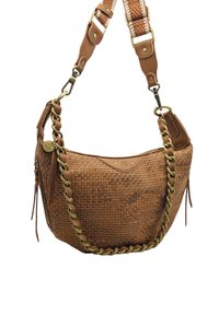 Sac à main en cuir tressé marron avec une forme arrondie. Il dispose d'une bandoulière en chaîne tressée et d'accents à franges. Fermeture éclair et ferrures décoratives.