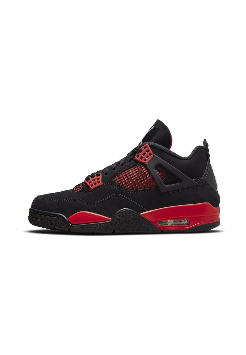 Sneaker in suede nero con dettagli rossi, pannelli in rete e un'unità d'aria visibile. Presenta una punta arrotondata e una suola in gomma testurizzata.
