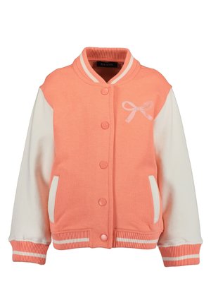 Różowa i biała kurtka typu varsity z prążkowanym kołnierzem, napami i haftem w kształcie kokardki. Miękka tkanina, dwa boczne kieszenie i paskowane mankiety.