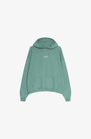 Grüner Kapuzenpullover aus weichem Stoff mit einer Fronttasche und gesticktem Text "Kaodiko society" in Weiß. Kurzes Design mit gerippten Bündchen.