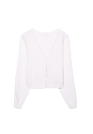 Biely krátky sveter s výstrihom do V, dlhými rukávmi a zapínaním na gombíky; jemná textúra so subtílnym pleteným vzorom.