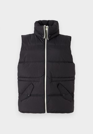 Gilet nero imbottito con colletto alto, chiusura frontale con zip e due tasche frontali inclinate. Presenta cuciture orizzontali per conferire struttura.