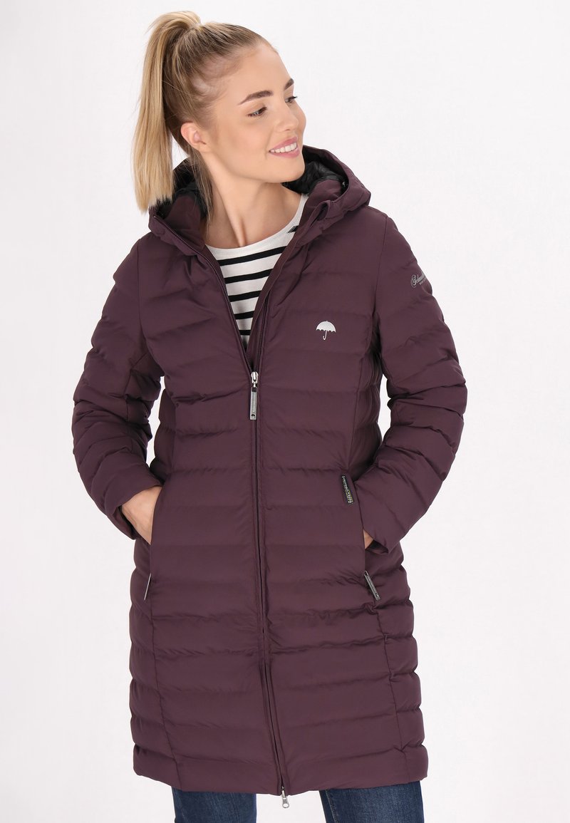 Tmavě fialový zateplený kabát s kapucí, s uzávěrem na zip, bočními kapsami a diskrétním logem. Celoplošný prošívaný design.