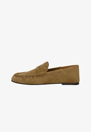 Lichtbruine suède loafer met mocassin-stijl stiksels, penny-banddetail en klein logo aan de zijkant, platte zwarte zool.