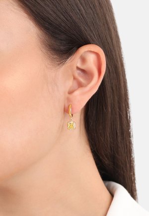 Pendientes de gota de gema amarilla con un aro en tono dorado y un diseño en forma de cuadrado, que presentan una superficie texturizada y piedras de acento transparentes.
