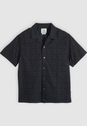 Μαύρο πουκάμισο κοντομάνικο με κουμπιά, με διάτρητο τετράγωνο μοτίβο και γιακά τύπου καμπ, τοποθετημένο επίπεδα σε ανοιχτό φόντο.