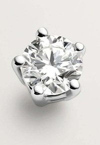 Anillo de diamante cortado en brillante y forma redonda, montado en metal plateado pulido, con cuatro garras que sostienen la piedra de forma segura.