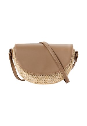 Kleine crossbodytas met halve klep van glad beige leer en geweven strooien bodem, met verstelbare riem.