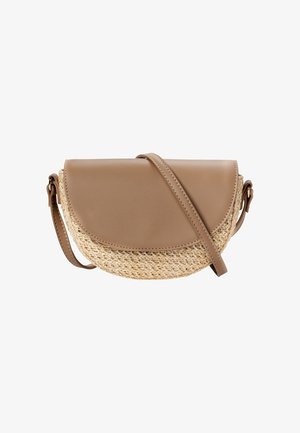 Petit sac bandoulière avec rabat demi-lune en cuir beige lisse et base en paille tissée, équipé d'une lanière réglable.
