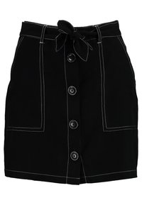 Černá denimová sukně s opaskem v pase, s předním zapínáním na knoflík, dvěma velkými kapsami a kontrastním bílým prošíváním.
