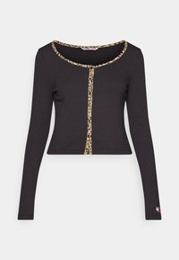 Svart långärmad kort cardigan med leopardmönstrad kant längs uringningen och knäppning, logotyp-patch på vänster ärmslut.