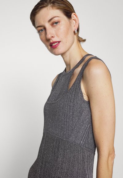 Ujjatlan, fémes szürke ruha, texturált bordázott dizájnnal, kivágott vállrész részletekkel és testhez simuló fazonnal.