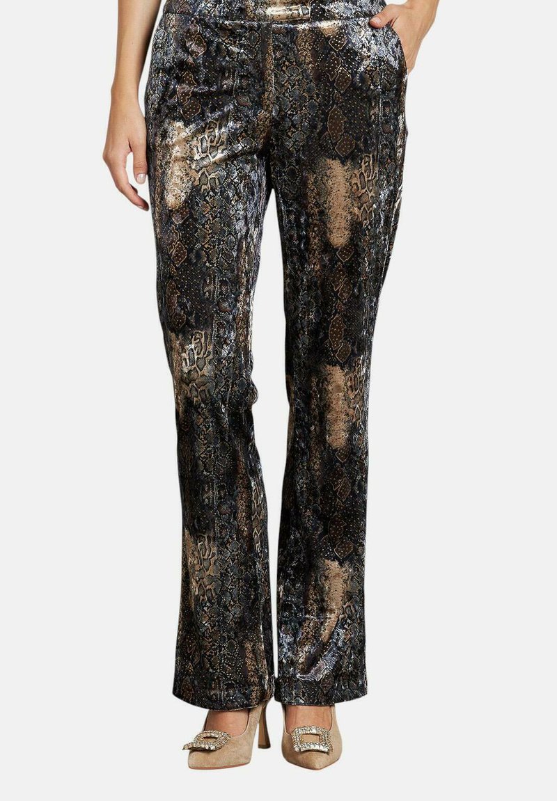 Pantaloni di velluto con una stampa a serpente nera e dorata, caratterizzati da un design a gamba larga con tasche e una consistenza liscia. Inclusi accenti eleganti.