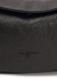 Borsa in pelle nera con superficie texture, chiusura a pattina rotonda e logo impresso. Il design è semplice e funzionale.