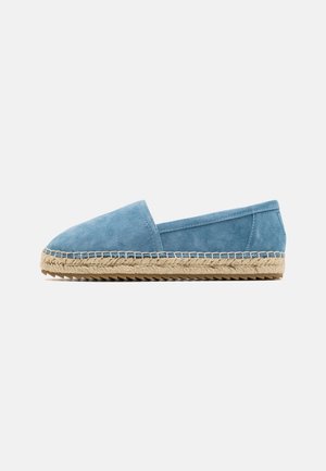 Blauwe suède espadrilles met een gesloten teen en een gevlochten jutezool. Eenvoudig ontwerp met een lage zool en een gestructureerd bovenwerk.