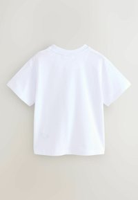 Valge puuvillane T-särk lühikeste varrukatega ja ümar kaelusega, sileda tekstuuriga ja lihtsa, kaunistusteta disainiga.