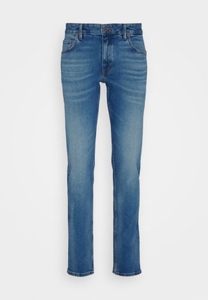 Jeans de denim azul com corte reto, cinco bolsos e uma cintura abotoada com um leve desbotado e detalhe de desgaste.