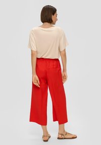 s.Oliver BLACK LABEL CULOTTE  WIDE LEG - Broek - preiselbeere