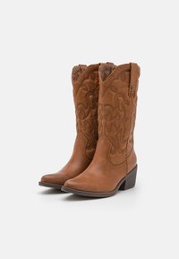 Stivali da cowboy in pelle marrone con dettagli ricamati, punta affusolata e tacco impilato. Anelli laterali per una facile calzata.