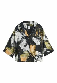 Camisa negra de corte holgado, con un patrón de hojas en tonos verdes, blancos y naranjas, mangas cortas y cierre frontal con botones.