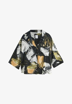 Camicia nera dal taglio ampio, con motivo a foglie in tonalità di verde, bianco e arancione, maniche corte e chiusura frontale con bottoni.