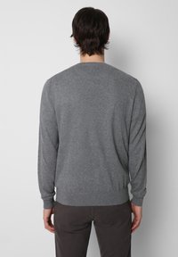 Grauer Langarmpullover mit strukturiertem Finish, gerippten Bündchen und Saum, rundem Halsausschnitt, aus einem weichen, leichten Material gefertigt.