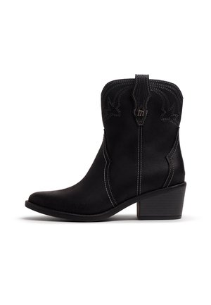 Bota de cowboy preta até ao meio da perna com costura branca decorativa, aba para puxar e salto bloco, num fundo branco.