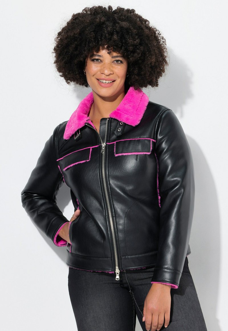 Giubbotto in pelle sintetica nera con colletto e dettagli in pelliccia sintetica rosa, dotato di chiusura con zip, due tasche sul petto e design aderente.